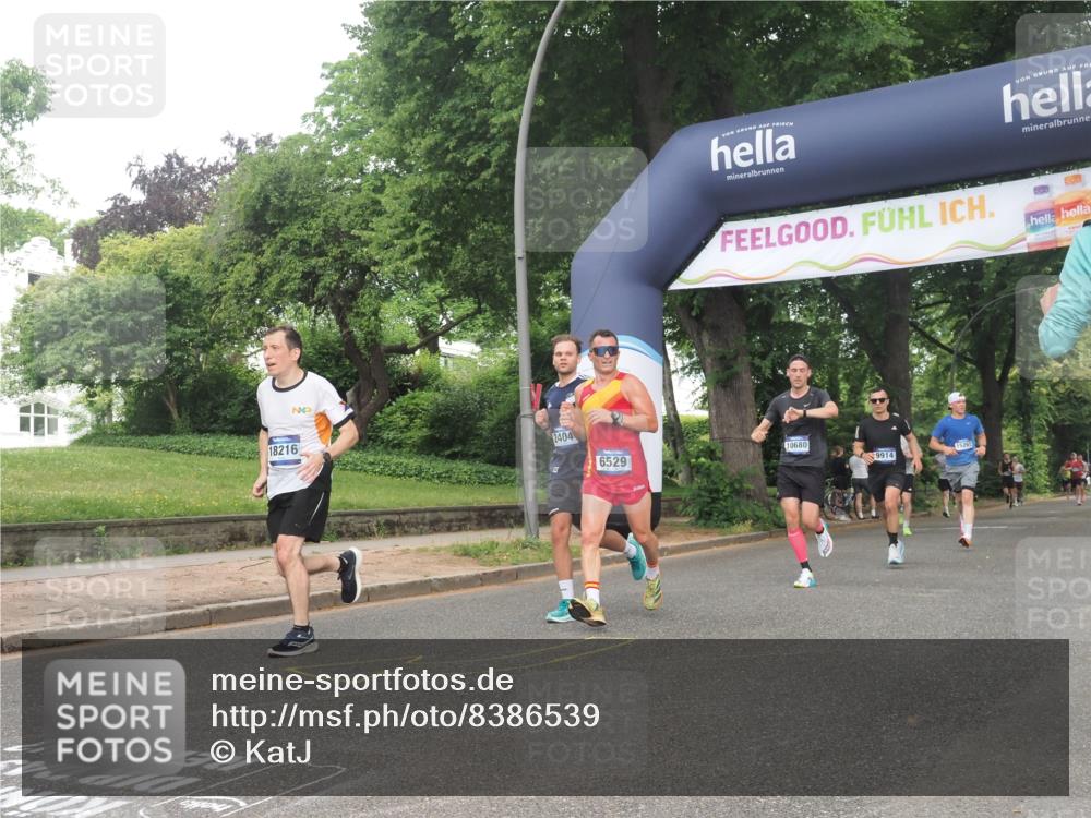29.06.2025 - hella hamburg halbmarathon KatJ http://msf.ph/oto/8386539 29.06.2025 10:26:03 Zwischen KM18-KM19 2404, 6095, 6529 meine-sportfotos.de