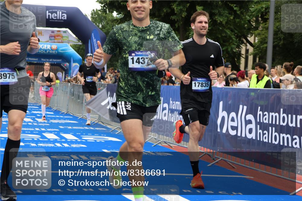 29.06.2025 - hella hamburg halbmarathon Strokosch-Dieckow http://msf.ph/oto/8386691 29.06.2025 10:45:46 Ziel 3477, 4345, 4854, 5047, 6071, 6290, 6711, 7385, 10792, 11821, 13975, 14374, 14911, 16617, 16624, 17332, 17835, 18185 meine-sportfotos.de