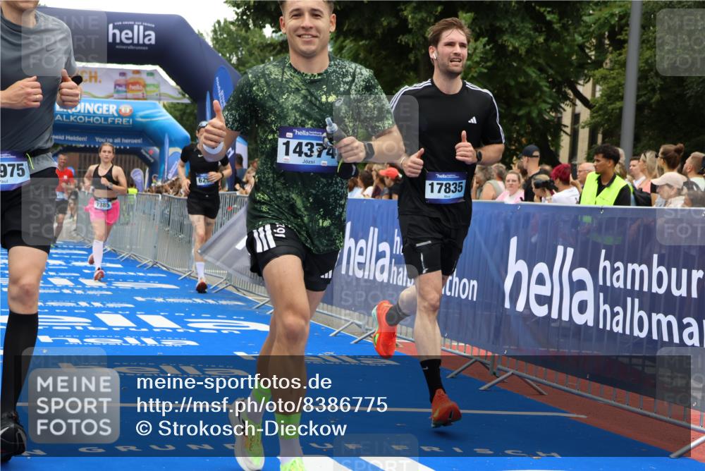29.06.2025 - hella hamburg halbmarathon Strokosch-Dieckow http://msf.ph/oto/8386775 29.06.2025 10:45:46 Ziel 3477, 4345, 4854, 5047, 6071, 6290, 6711, 7385, 10792, 11821, 13975, 14374, 14911, 16617, 16624, 17332, 17835, 18185 meine-sportfotos.de
