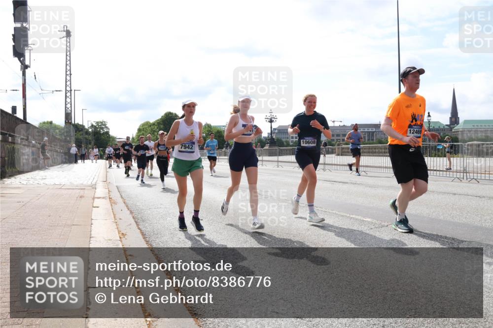 29.06.2025 - hella hamburg halbmarathon Lena Gebhardt http://msf.ph/oto/8386776 29.06.2025 10:15:52 Lombardsbrücke 16606, 7942, 10608, 12469, 1156, 1308, 1440, 1651, 2071, 2076, 2110, 2165, 2436, 2720, 2803, 2989, 3167, 3417, 4007, 4466, 4492, 4494, 4828, 5046, 5069, 5423, 5739, 6376, 6576, 7897, 7941, 7942, 8169, 8274, 8554, 8746, 8885, 9192, 9307, 9423, 9657, 9675, 9784, 9802, 10107, 10108, 10608, 10775, 10844, 10858, 11113, 11303, 11478, 11774, 11783, 11818, 12427, 12457, 12469, 12521, 13179, 13197, 13818, 13951, 14413, 14423, 14550, 14552, 15307 meine-sportfotos.de