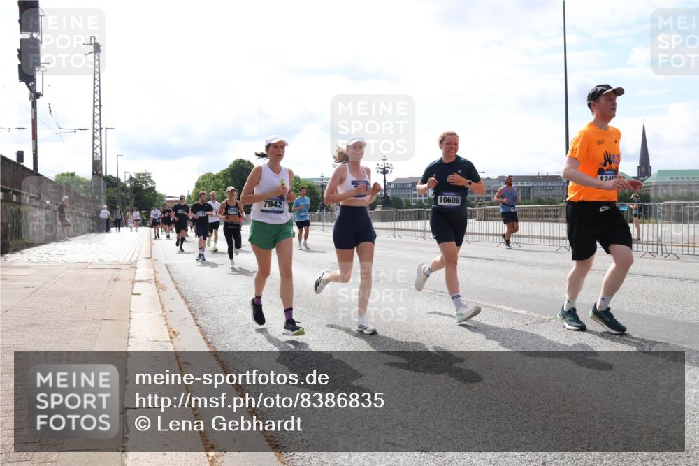 29.06.2025 - hella hamburg halbmarathon Lena Gebhardt http://msf.ph/oto/8386835 29.06.2025 10:15:52 Lombardsbrücke 10608, 7942, 12, 1156, 1308, 1440, 1651, 2071, 2076, 2110, 2165, 2436, 2720, 2803, 2989, 3167, 3417, 4007, 4466, 4492, 4494, 4828, 5046, 5069, 5423, 5739, 6376, 6576, 7897, 7941, 7942, 8169, 8274, 8554, 8746, 8885, 9192, 9307, 9423, 9657, 9675, 9784, 9802, 10107, 10108, 10608, 10775, 10844, 10858, 11113, 11303, 11478, 11774, 11783, 11818, 12427, 12457, 12469, 12521, 13179, 13197, 13818, 13951, 14413, 14423, 14550, 14552, 15307 meine-sportfotos.de