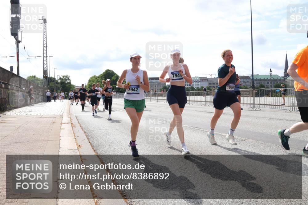 29.06.2025 - hella hamburg halbmarathon Lena Gebhardt http://msf.ph/oto/8386892 29.06.2025 10:15:52 Lombardsbrücke 7942, 7941, 10608, 1156, 1308, 1440, 1651, 2071, 2076, 2110, 2165, 2436, 2720, 2803, 2989, 3167, 3417, 4007, 4466, 4492, 4494, 4828, 5046, 5069, 5423, 5739, 6376, 6576, 7897, 7941, 7942, 8169, 8274, 8554, 8746, 8885, 9192, 9307, 9423, 9657, 9675, 9784, 9802, 10107, 10108, 10608, 10775, 10844, 10858, 11113, 11303, 11478, 11774, 11783, 11818, 12427, 12457, 12469, 12521, 13179, 13197, 13818, 13951, 14413, 14423, 14550, 14552, 15307 meine-sportfotos.de