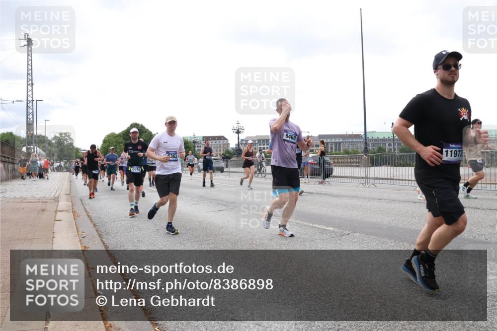 29.06.2025 - hella hamburg halbmarathon Lena Gebhardt http://msf.ph/oto/8386898 29.06.2025 10:40:32 Lombardsbrücke 5363, 6076, 9468, 11973, 1018, 1037, 1075, 1291, 1323, 1691, 2019, 2042, 2109, 2173, 2206, 2254, 2299, 2515, 2572, 2762, 2763, 2866, 3121, 3237, 3293, 3295, 3306, 3432, 3515, 3607, 3694, 3808, 3810, 4044, 4173, 4271, 4411, 4471, 4612, 4756, 4906, 4972, 5059, 5113, 5263, 5351, 5352, 5702, 5975, 6076, 6097, 6163, 6229, 6278, 6280, 6289, 6363, 6463, 6548, 6673, 6750, 6866, 6876, 6890, 6920, 7108, 7174, 7293, 7675, 7850, 7956, 8053, 8054, 8307, 8378, 8391 meine-sportfotos.de