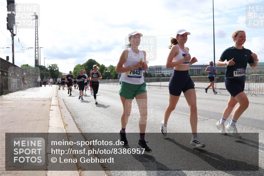 29.06.2025 - hella hamburg halbmarathon Lena Gebhardt http://msf.ph/oto/8386957 29.06.2025 10:15:52 Lombardsbrücke 16606, 3167, 7942, 10608, 1156, 1308, 1440, 1651, 2071, 2076, 2110, 2165, 2436, 2720, 2803, 2989, 3167, 3417, 4007, 4466, 4492, 4494, 4828, 5046, 5069, 5423, 5739, 6376, 6576, 7897, 7941, 7942, 8169, 8274, 8554, 8746, 8885, 9192, 9307, 9423, 9657, 9675, 9784, 9802, 10107, 10108, 10608, 10775, 10844, 10858, 11113, 11303, 11478, 11774, 11783, 11818, 12427, 12457, 12469, 12521, 13179, 13197, 13818, 13951, 14413, 14423, 14550, 14552, 15307 meine-sportfotos.de