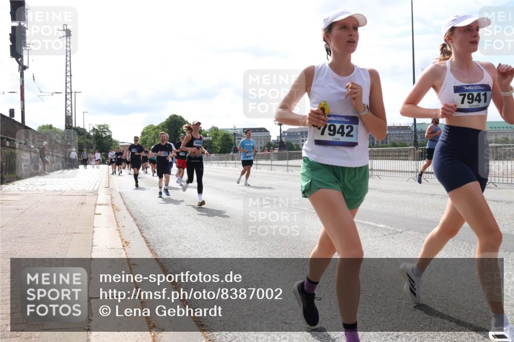 29.06.2025 - hella hamburg halbmarathon Lena Gebhardt http://msf.ph/oto/8387002 29.06.2025 10:15:53 Lombardsbrücke 167, 16606, 7942, 7941, 1156, 1308, 1440, 1651, 2071, 2076, 2110, 2165, 2436, 2720, 2803, 2989, 3167, 3417, 4007, 4466, 4492, 4494, 4828, 5046, 5069, 5423, 5739, 6376, 6576, 7897, 7941, 7942, 8169, 8274, 8554, 8746, 8885, 9192, 9601, 9657, 9675, 9784, 9802, 10107, 10108, 10292, 10608, 10775, 10844, 10858, 11113, 11303, 11478, 11774, 11783, 11818, 12427, 12457, 12469, 12521, 13179, 13197, 13818, 13951, 14413, 14423, 14550, 14552, 15307 meine-sportfotos.de
