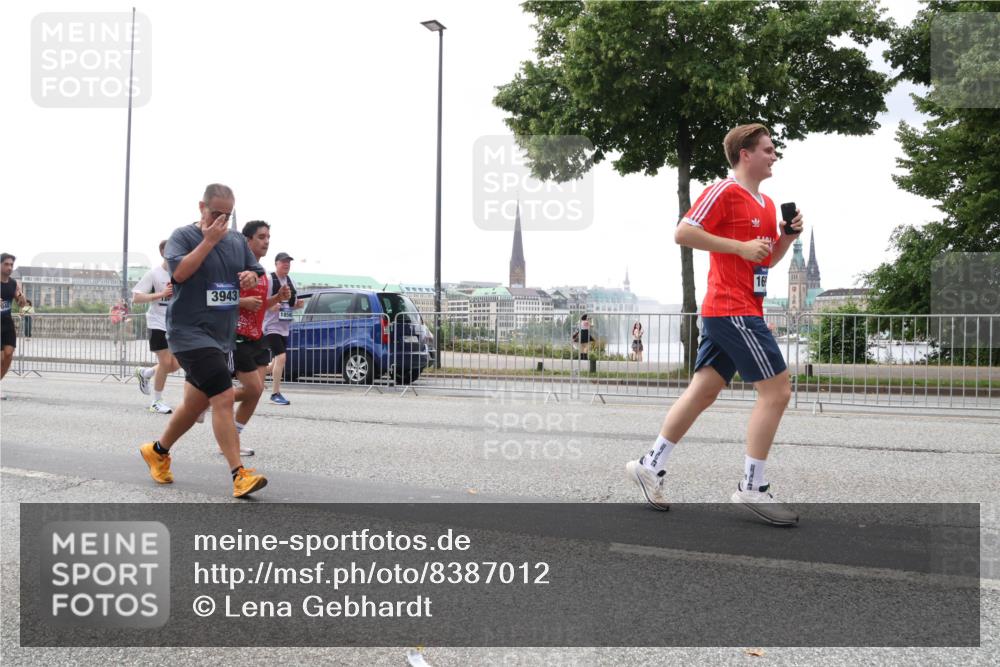 29.06.2025 - hella hamburg halbmarathon Lena Gebhardt http://msf.ph/oto/8387012 29.06.2025 10:49:47 Lombardsbrücke 185, 3943, 1858, 16, 1040, 1041, 1487, 1511, 1525, 1625, 1805, 1888, 2067, 2212, 2466, 2527, 2668, 2862, 2997, 3183, 3383, 3943, 4589, 4769, 4809, 4870, 5076, 5106, 5552, 5694, 5749, 5751, 6191, 6694, 6989, 7301, 7305, 7339, 7366, 7650, 7679, 8065, 9015, 9162, 9261, 10333, 10403, 10683, 10704, 11030, 11558, 11631, 11760, 12124, 12388, 13309, 13744, 13764, 14505, 14545, 14692, 15626 meine-sportfotos.de