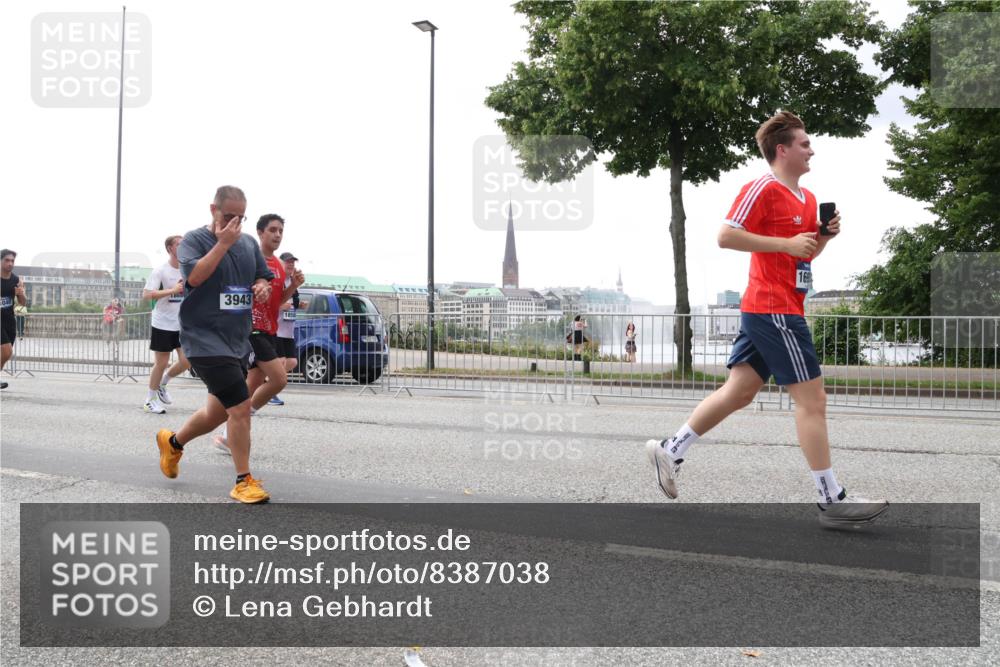 29.06.2025 - hella hamburg halbmarathon Lena Gebhardt http://msf.ph/oto/8387038 29.06.2025 10:49:47 Lombardsbrücke 1860, 040, 3943, 1858, 1040, 1041, 1487, 1511, 1525, 1625, 1805, 1888, 2067, 2212, 2466, 2527, 2668, 2862, 2997, 3183, 3383, 3943, 4589, 4769, 4809, 4870, 5076, 5106, 5552, 5694, 5749, 5751, 6191, 6694, 6989, 7301, 7305, 7339, 7366, 7650, 7679, 8065, 9015, 9162, 9261, 10333, 10403, 10683, 10704, 11030, 11558, 11631, 11760, 12124, 12388, 13309, 13744, 13764, 14505, 14545, 14692, 15626 meine-sportfotos.de