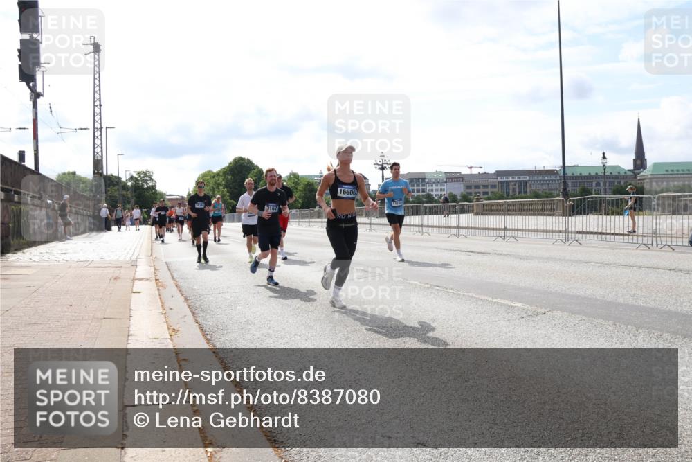 29.06.2025 - hella hamburg halbmarathon Lena Gebhardt http://msf.ph/oto/8387080 29.06.2025 10:15:54 Lombardsbrücke 16606, 16348, 3167, 11774, 1156, 1308, 1440, 1651, 2071, 2076, 2110, 2165, 2436, 2803, 2989, 3167, 3417, 4007, 4466, 4492, 4494, 4828, 5046, 5069, 5423, 5739, 6376, 6576, 7897, 7941, 7942, 8169, 8274, 8554, 8746, 8885, 9192, 9601, 9657, 9675, 9784, 9802, 10107, 10108, 10292, 10608, 10775, 10844, 10990, 11113, 11303, 11478, 11774, 11783, 11818, 12427, 12457, 12469, 12521, 13179, 13197, 13818, 13951, 14413, 14423, 14550, 14552, 15307 meine-sportfotos.de