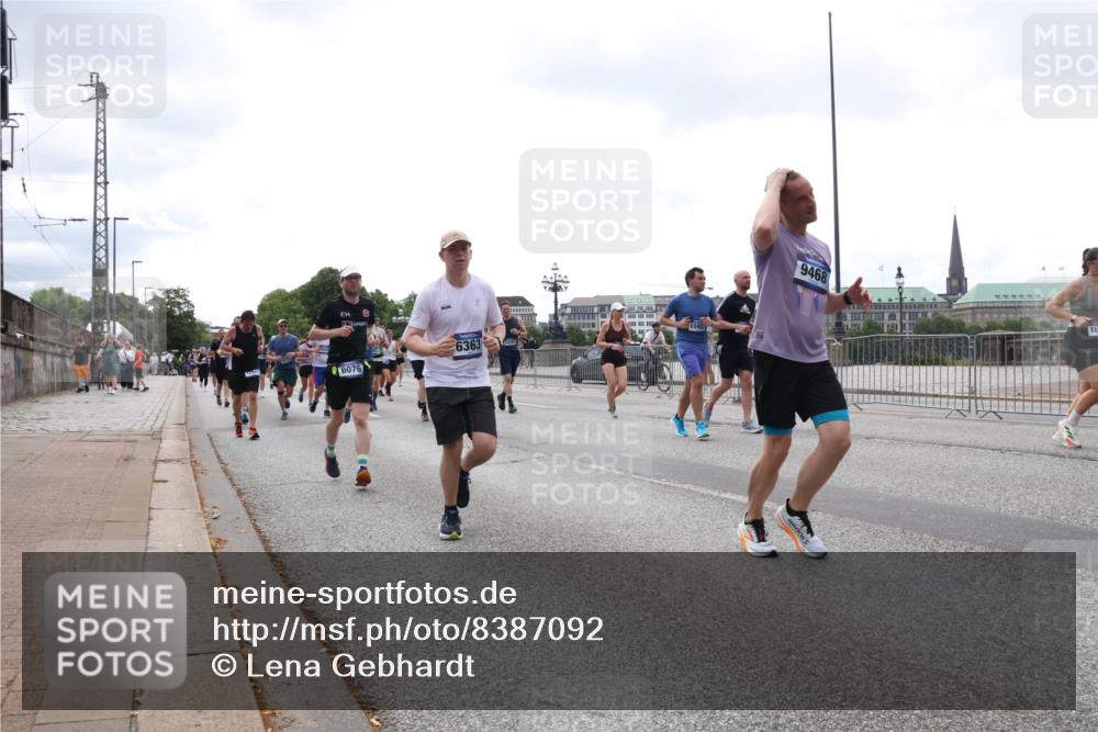 29.06.2025 - hella hamburg halbmarathon Lena Gebhardt http://msf.ph/oto/8387092 29.06.2025 10:40:33 Lombardsbrücke 6076, 6363, 15927, 9468, 1018, 1037, 1075, 1291, 1323, 1691, 2019, 2042, 2109, 2173, 2206, 2254, 2299, 2515, 2572, 2762, 2763, 2866, 3121, 3237, 3293, 3295, 3306, 3432, 3515, 3607, 3694, 3808, 3810, 4044, 4173, 4271, 4411, 4471, 4612, 4756, 4906, 4972, 5059, 5113, 5263, 5351, 5352, 5702, 5975, 6076, 6097, 6163, 6229, 6278, 6280, 6289, 6363, 6463, 6548, 6673, 6866, 6876, 6890, 6920, 7108, 7174, 7293, 7675, 7850, 7956, 8053, 8054, 8307, 8378, 8391 meine-sportfotos.de