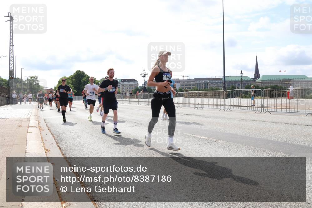 29.06.2025 - hella hamburg halbmarathon Lena Gebhardt http://msf.ph/oto/8387186 29.06.2025 10:15:54 Lombardsbrücke 16020, 167, 1660, 1156, 1308, 1440, 1651, 2071, 2076, 2110, 2165, 2436, 2803, 2989, 3167, 3417, 4007, 4466, 4492, 4494, 4828, 5046, 5069, 5423, 5739, 6376, 6576, 7897, 7941, 7942, 8169, 8274, 8554, 8746, 8885, 9192, 9601, 9657, 9675, 9784, 9802, 10107, 10108, 10292, 10608, 10775, 10844, 10990, 11113, 11303, 11478, 11774, 11783, 11818, 12427, 12457, 12469, 12521, 13179, 13197, 13818, 13951, 14413, 14423, 14550, 14552, 15307 meine-sportfotos.de
