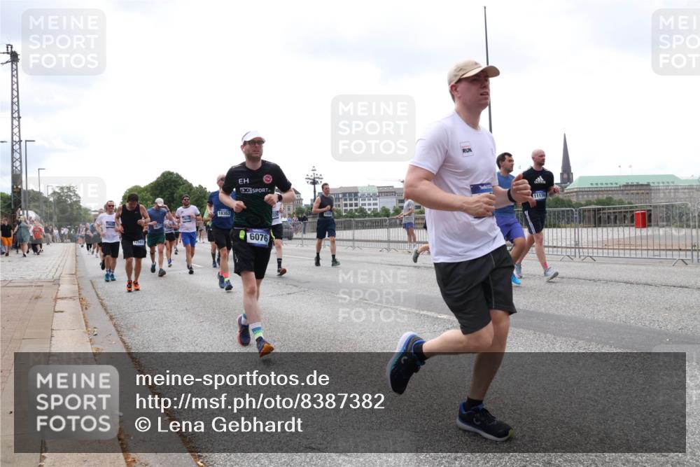 29.06.2025 - hella hamburg halbmarathon Lena Gebhardt http://msf.ph/oto/8387382 29.06.2025 10:40:34 Lombardsbrücke 12501, 18353, 6076, 11176, 1018, 1037, 1075, 1291, 1323, 1691, 2019, 2042, 2109, 2173, 2206, 2254, 2299, 2515, 2572, 2762, 2763, 3121, 3237, 3293, 3295, 3306, 3432, 3515, 3607, 3694, 3808, 3810, 4044, 4173, 4271, 4411, 4612, 4756, 4906, 4972, 5059, 5113, 5263, 5351, 5352, 5702, 5753, 5975, 6076, 6163, 6229, 6278, 6280, 6289, 6363, 6463, 6548, 6673, 6866, 6876, 6890, 6920, 7108, 7174, 7293, 7675, 7850, 7956, 8053, 8054, 8307, 8378, 8391, 8429, 8430 meine-sportfotos.de