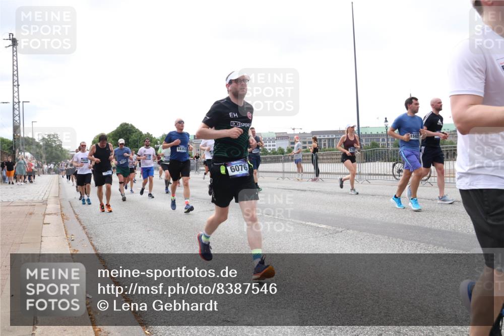 29.06.2025 - hella hamburg halbmarathon Lena Gebhardt http://msf.ph/oto/8387546 29.06.2025 10:40:34 Lombardsbrücke 2501, 32930, 18353, 6076, 14341, 15927, 1018, 1037, 1075, 1291, 1323, 1691, 2019, 2042, 2109, 2173, 2206, 2254, 2299, 2515, 2572, 2762, 2763, 3121, 3237, 3293, 3295, 3306, 3432, 3515, 3607, 3694, 3808, 3810, 4044, 4173, 4271, 4411, 4612, 4756, 4906, 4972, 5059, 5113, 5263, 5351, 5352, 5702, 5753, 5975, 6076, 6163, 6229, 6278, 6280, 6289, 6363, 6463, 6548, 6673, 6866, 6876, 6890, 6920, 7108, 7174, 7293, 7675, 7850, 7956, 8053, 8054, 8307, 8378, 8391, 8429, 8430 meine-sportfotos.de