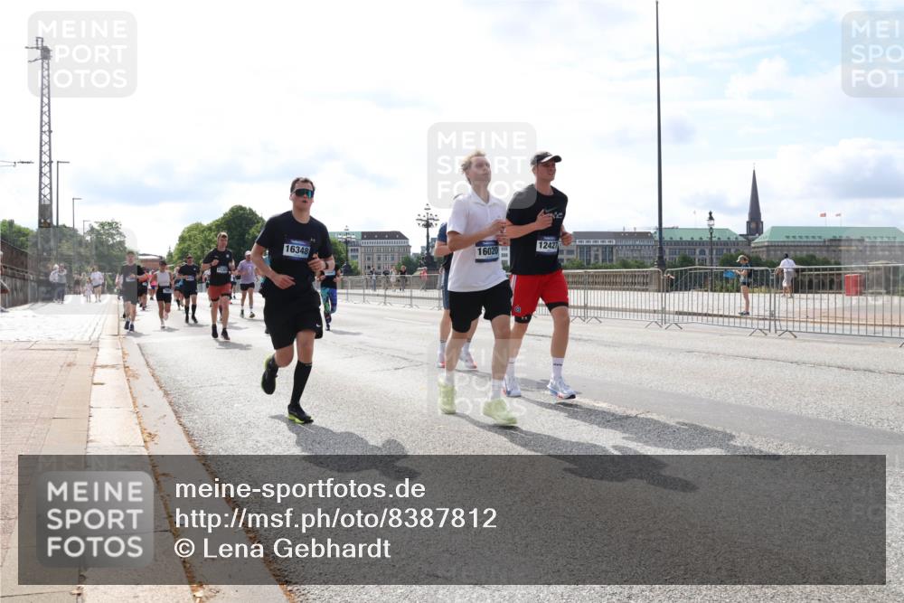 29.06.2025 - hella hamburg halbmarathon Lena Gebhardt http://msf.ph/oto/8387812 29.06.2025 10:15:56 Lombardsbrücke 16348, 16020, 12427, 1156, 1308, 1440, 1651, 2071, 2076, 2110, 2165, 2436, 2803, 2835, 2989, 3167, 3417, 4007, 4466, 4492, 4494, 4828, 5046, 5069, 5423, 5739, 6376, 6576, 7897, 7941, 7942, 8169, 8274, 8554, 8746, 8885, 9192, 9601, 9657, 9675, 9784, 9802, 10107, 10108, 10292, 10608, 10775, 10844, 10990, 11113, 11303, 11478, 11774, 11783, 11818, 12427, 12469, 13179, 13818, 13951, 14413, 14423, 14550, 14552, 15307 meine-sportfotos.de