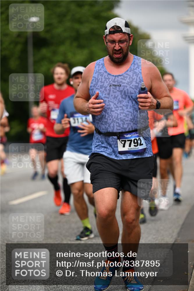 29.06.2025 - hella hamburg halbmarathon Dr. Thomas Lammeyer http://msf.ph/oto/8387895 29.06.2025 10:20:37 Kennedybrücke 1244, 1599, 1602, 1825, 2165, 2347, 2803, 2912, 3023, 3030, 3088, 3134, 3156, 3176, 3484, 3648, 3687, 4478, 4637, 5036, 6024, 6742, 6935, 7158, 7358, 7753, 7792, 7924, 7928, 8263, 8295, 8317, 8597, 8619, 8645, 8707, 8847, 8857, 9091, 9332, 9492, 9628, 9664, 9676, 9810, 9891, 10076, 10139, 10141, 10575, 11236, 11344, 11345, 11410, 11428 meine-sportfotos.de