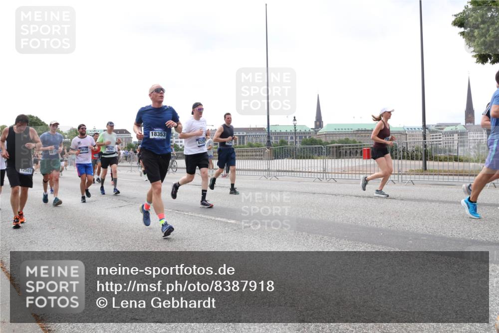 29.06.2025 - hella hamburg halbmarathon Lena Gebhardt http://msf.ph/oto/8387918 29.06.2025 10:40:35 Lombardsbrücke 12501, 18353, 1877, 19048, 6229, 14341, 1018, 1037, 1075, 1323, 2019, 2042, 2109, 2173, 2206, 2254, 2299, 2515, 2572, 2762, 2763, 2858, 3121, 3237, 3293, 3295, 3306, 3432, 3515, 3607, 3694, 3808, 3810, 4044, 4173, 4271, 4411, 4530, 4612, 4756, 4906, 4972, 5059, 5113, 5263, 5351, 5352, 5702, 5753, 5975, 6076, 6163, 6229, 6278, 6280, 6289, 6363, 6463, 6548, 6673, 6866, 6876, 6920, 7108, 7174, 7293, 7675, 7850, 7956, 8053, 8054, 8307, 8378, 8391, 8429, 8430 meine-sportfotos.de