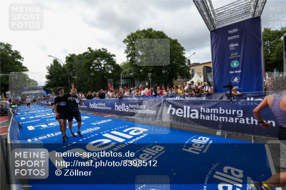 29.06.2025 - hella hamburg halbmarathon Zöllner http://msf.ph/oto/8398512 29.06.2025 10:35:47 Ziel 4062, 12462, 12899, 14841, 16119 meine-sportfotos.de