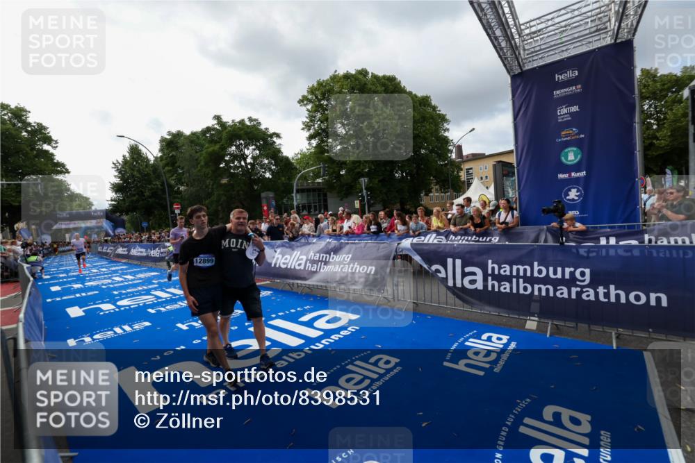 29.06.2025 - hella hamburg halbmarathon Zöllner http://msf.ph/oto/8398531 29.06.2025 10:35:48 Ziel 12462, 12899, 16119 meine-sportfotos.de