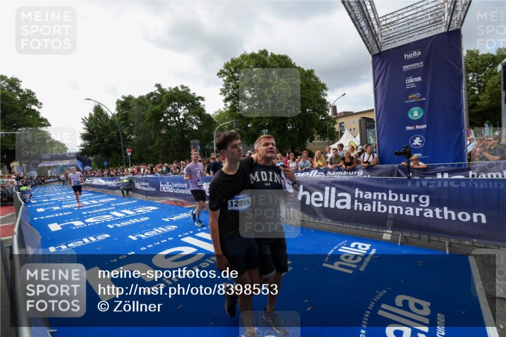 29.06.2025 - hella hamburg halbmarathon Zöllner http://msf.ph/oto/8398553 29.06.2025 10:35:49 Ziel 3843, 12462, 12899, 16119 meine-sportfotos.de