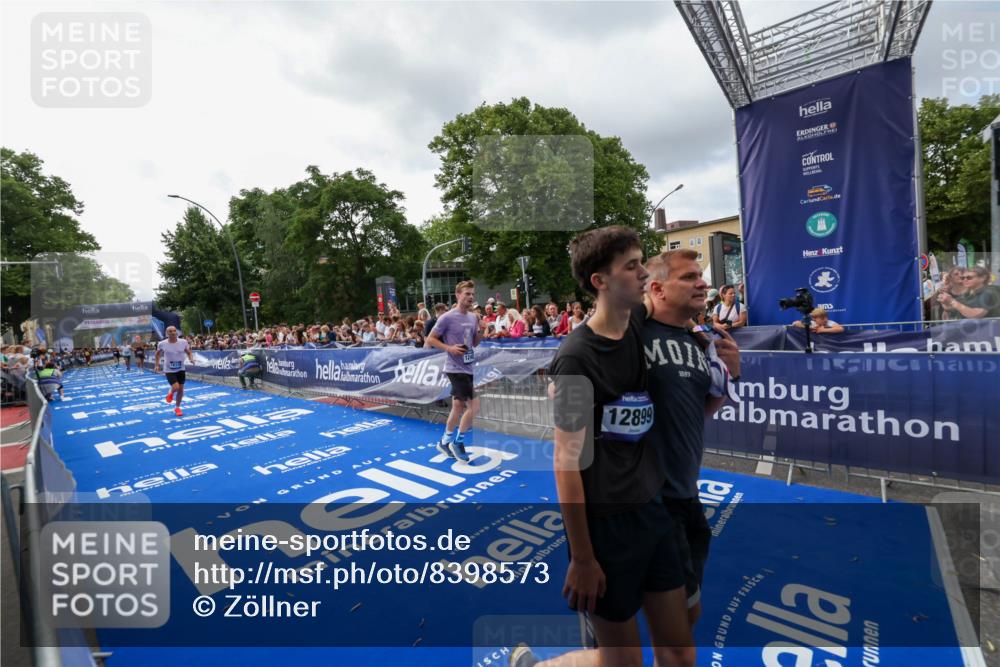 29.06.2025 - hella hamburg halbmarathon Zöllner http://msf.ph/oto/8398573 29.06.2025 10:35:50 Ziel 3843, 12462, 12899, 13252, 15161, 16119 meine-sportfotos.de