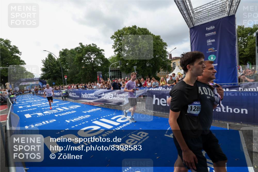29.06.2025 - hella hamburg halbmarathon Zöllner http://msf.ph/oto/8398583 29.06.2025 10:35:50 Ziel 3843, 12462, 12899, 13252, 15161, 16119 meine-sportfotos.de