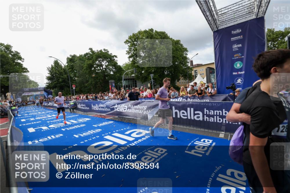 29.06.2025 - hella hamburg halbmarathon Zöllner http://msf.ph/oto/8398594 29.06.2025 10:35:50 Ziel 3843, 12462, 12899, 13252, 15161, 16119 meine-sportfotos.de