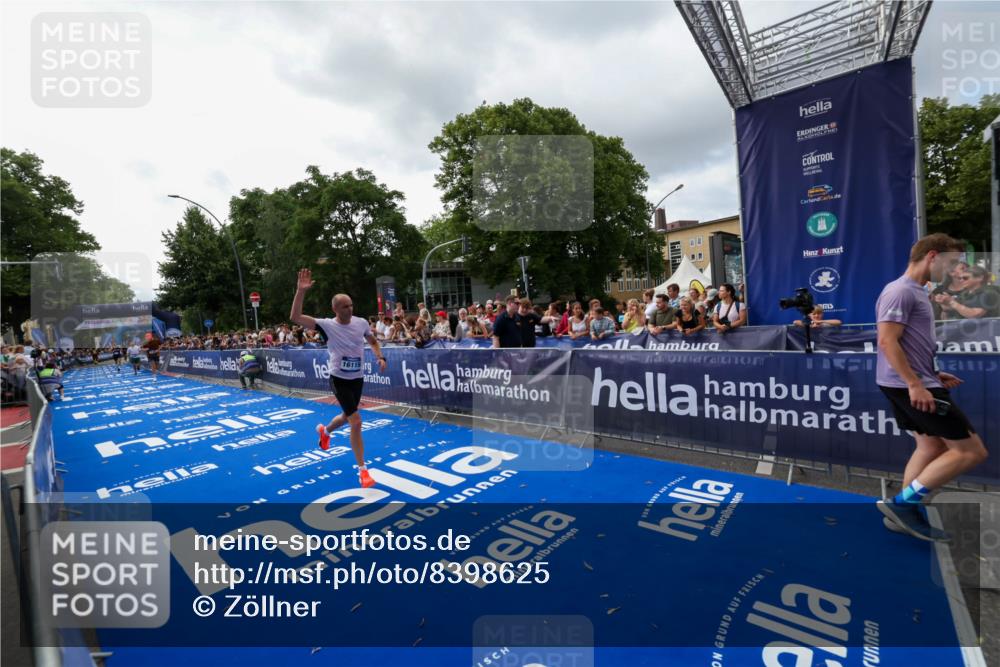 29.06.2025 - hella hamburg halbmarathon Zöllner http://msf.ph/oto/8398625 29.06.2025 10:35:52 Ziel 3843, 13252, 15161, 16119 meine-sportfotos.de