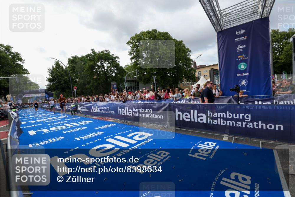 29.06.2025 - hella hamburg halbmarathon Zöllner http://msf.ph/oto/8398634 29.06.2025 10:35:54 Ziel 3843, 13252, 15161 meine-sportfotos.de