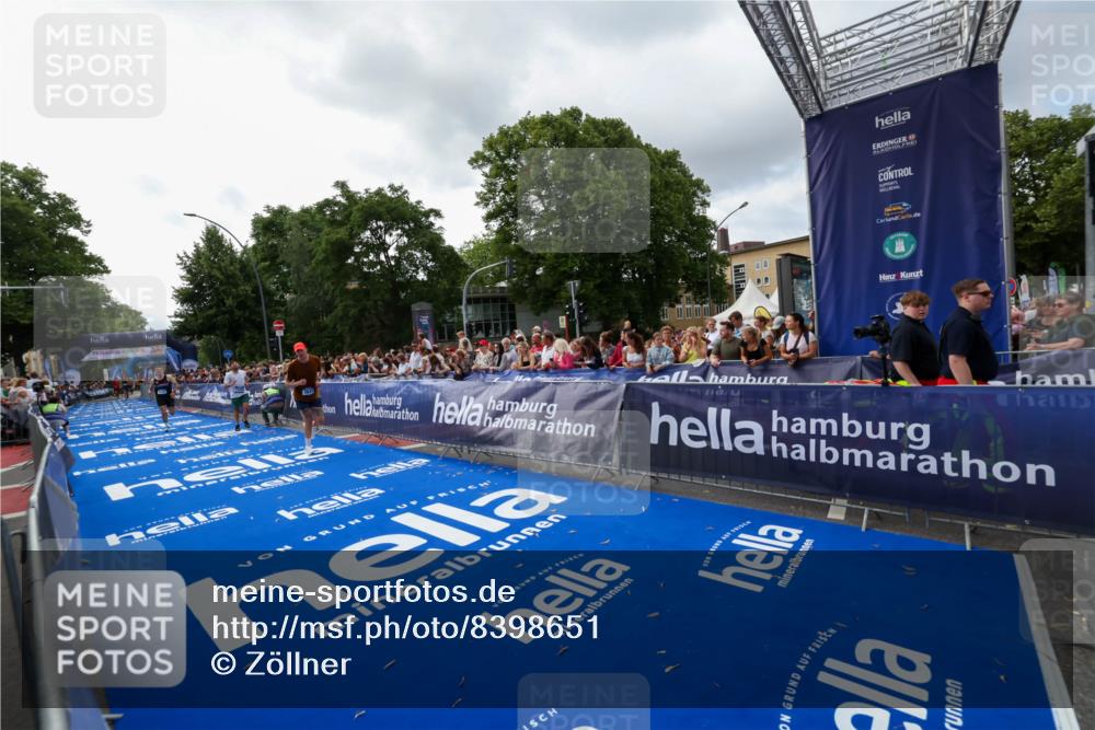 29.06.2025 - hella hamburg halbmarathon Zöllner http://msf.ph/oto/8398651 29.06.2025 10:35:55 Ziel 3843, 13252, 15161 meine-sportfotos.de