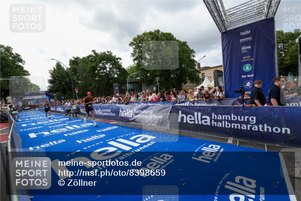 29.06.2025 - hella hamburg halbmarathon Zöllner http://msf.ph/oto/8398659 29.06.2025 10:35:55 Ziel 3843, 13252, 15161 meine-sportfotos.de