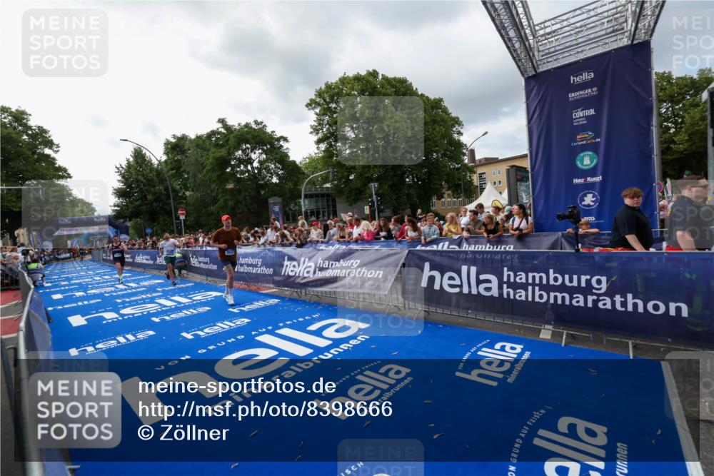 29.06.2025 - hella hamburg halbmarathon Zöllner http://msf.ph/oto/8398666 29.06.2025 10:35:56 Ziel 3843, 13252, 15161 meine-sportfotos.de