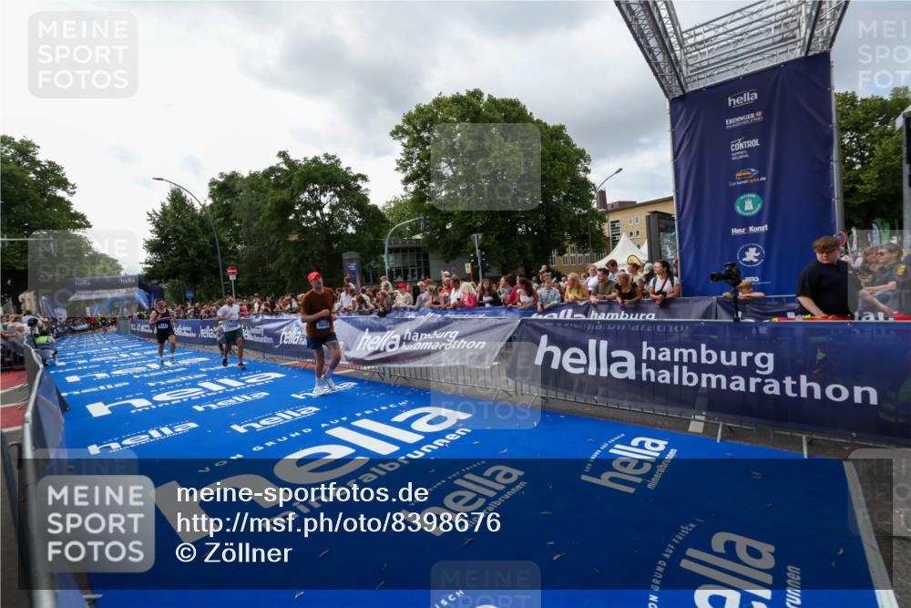 29.06.2025 - hella hamburg halbmarathon Zöllner http://msf.ph/oto/8398676 29.06.2025 10:35:56 Ziel 3843, 13252, 15161 meine-sportfotos.de