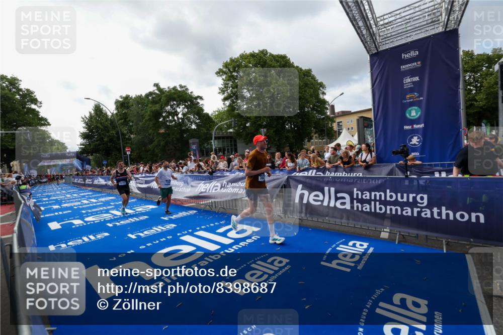 29.06.2025 - hella hamburg halbmarathon Zöllner http://msf.ph/oto/8398687 29.06.2025 10:35:57 Ziel 3843, 13252, 15161 meine-sportfotos.de