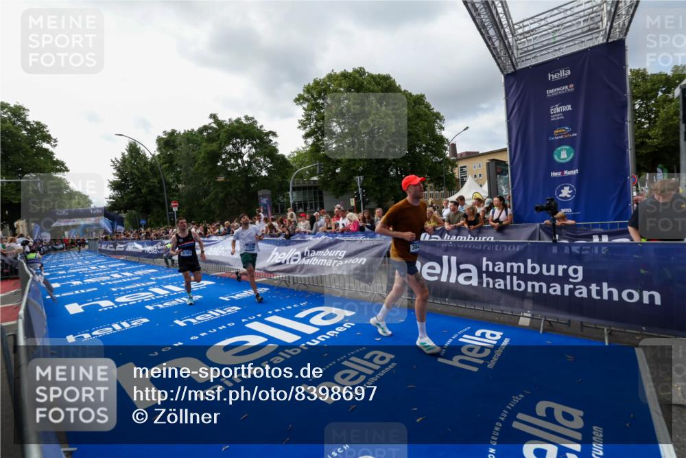 29.06.2025 - hella hamburg halbmarathon Zöllner http://msf.ph/oto/8398697 29.06.2025 10:35:57 Ziel 3843, 13252, 15161 meine-sportfotos.de