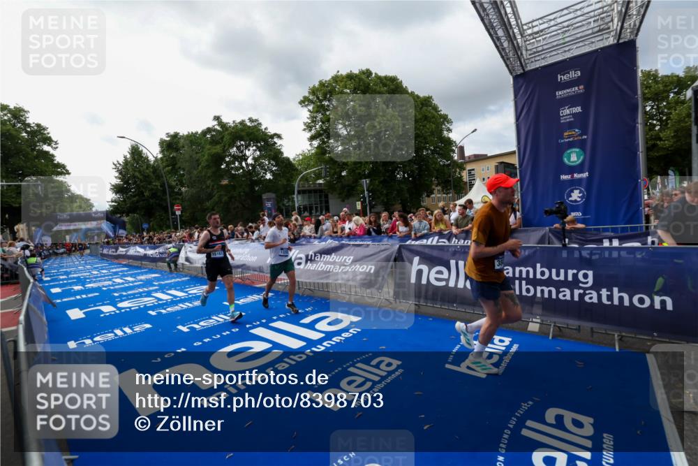 29.06.2025 - hella hamburg halbmarathon Zöllner http://msf.ph/oto/8398703 29.06.2025 10:35:57 Ziel 3843, 13252, 15161 meine-sportfotos.de