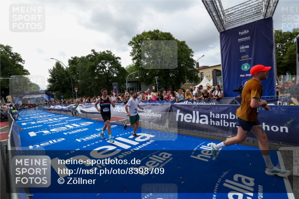29.06.2025 - hella hamburg halbmarathon Zöllner http://msf.ph/oto/8398709 29.06.2025 10:35:58 Ziel 3843, 13252, 15161 meine-sportfotos.de