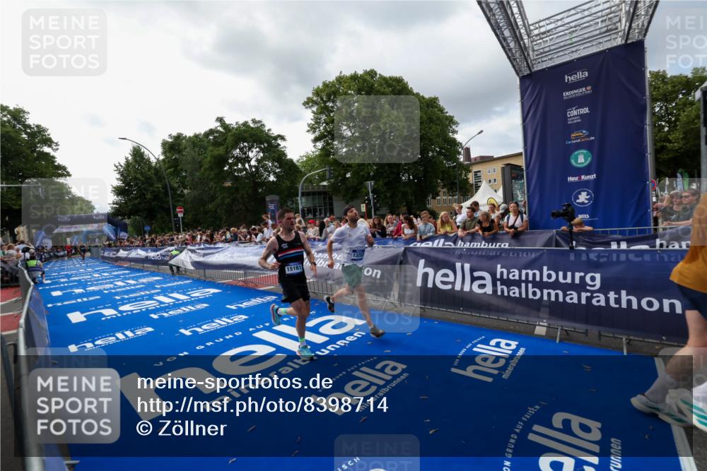 29.06.2025 - hella hamburg halbmarathon Zöllner http://msf.ph/oto/8398714 29.06.2025 10:35:58 Ziel 3843, 13252, 15161 meine-sportfotos.de