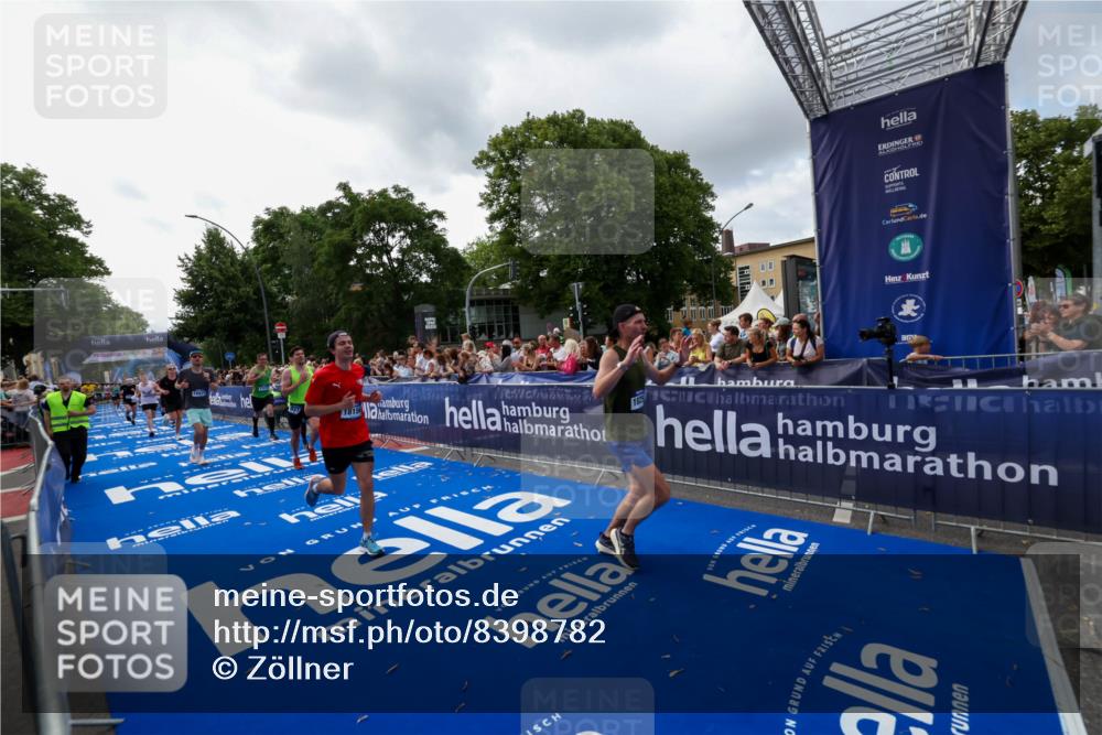 29.06.2025 - hella hamburg halbmarathon Zöllner http://msf.ph/oto/8398782 29.06.2025 10:36:08 Ziel 2399, 6032, 9313, 10477, 12168, 12488, 13419, 14875, 17217, 18156, 18259, 18600 meine-sportfotos.de