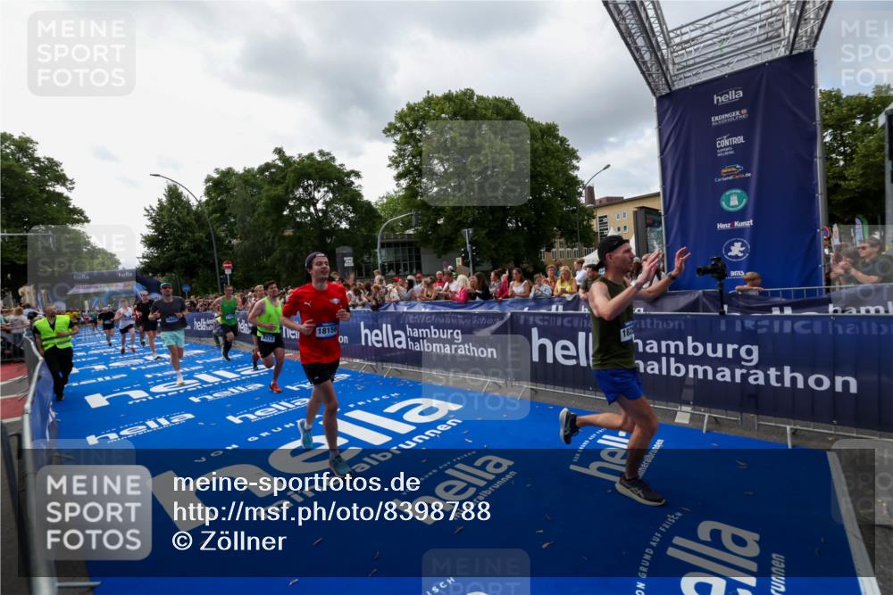29.06.2025 - hella hamburg halbmarathon Zöllner http://msf.ph/oto/8398788 29.06.2025 10:36:08 Ziel 2399, 6032, 9313, 10477, 12168, 12488, 13419, 14875, 17217, 18156, 18259, 18600 meine-sportfotos.de