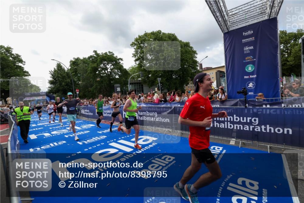 29.06.2025 - hella hamburg halbmarathon Zöllner http://msf.ph/oto/8398795 29.06.2025 10:36:09 Ziel 2399, 6032, 6990, 9313, 10477, 12168, 12447, 12488, 13419, 14875, 17078, 17217, 18156, 18259, 18600 meine-sportfotos.de