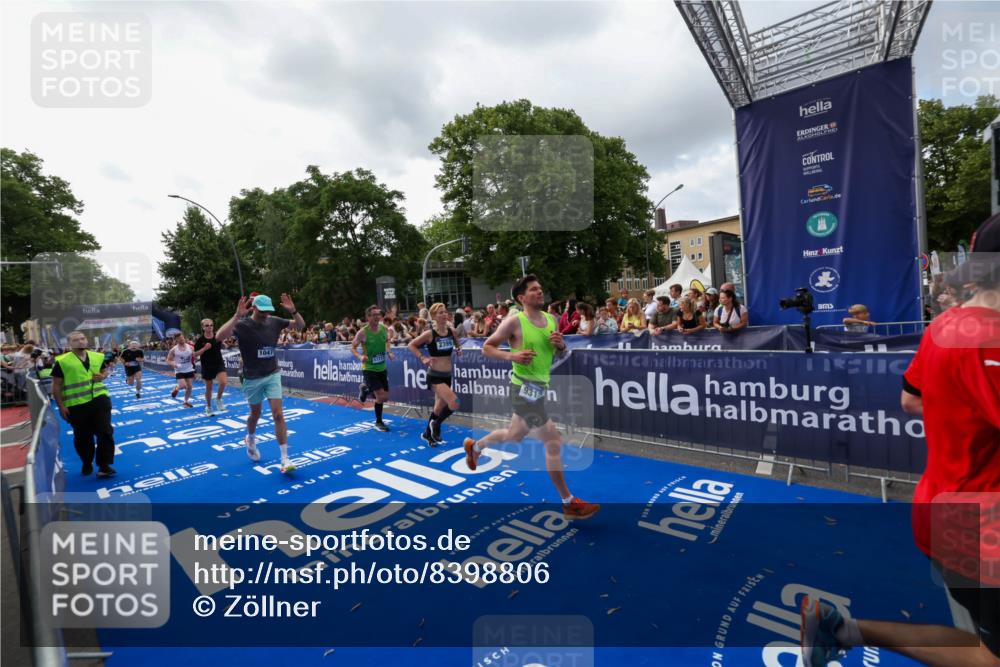 29.06.2025 - hella hamburg halbmarathon Zöllner http://msf.ph/oto/8398806 29.06.2025 10:36:09 Ziel 2399, 6032, 6990, 9313, 10477, 12168, 12447, 12488, 13419, 14875, 17078, 17217, 18156, 18259, 18600 meine-sportfotos.de