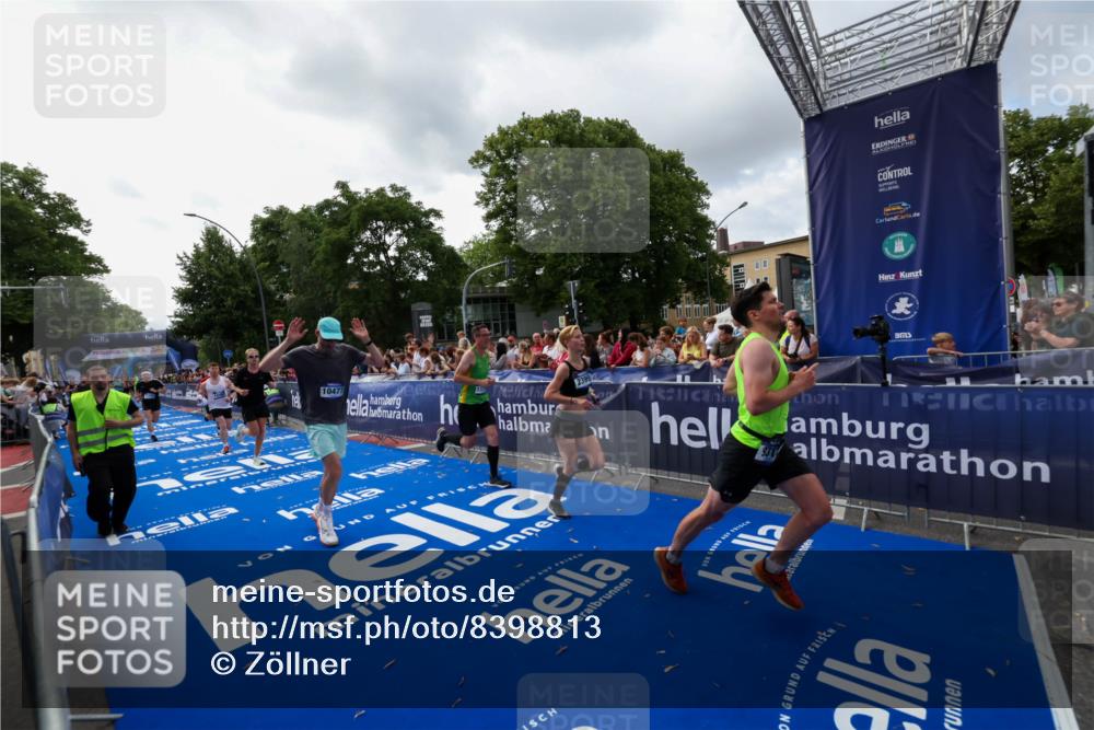 29.06.2025 - hella hamburg halbmarathon Zöllner http://msf.ph/oto/8398813 29.06.2025 10:36:10 Ziel 2399, 6032, 6990, 9313, 10477, 12168, 12447, 12488, 13419, 14875, 17078, 17217, 17691, 18156, 18600 meine-sportfotos.de