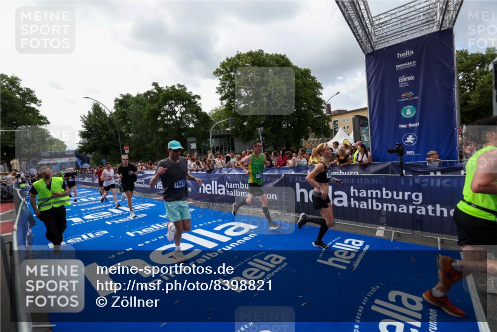29.06.2025 - hella hamburg halbmarathon Zöllner http://msf.ph/oto/8398821 29.06.2025 10:36:10 Ziel 2399, 6032, 6990, 9313, 10477, 12168, 12447, 12488, 13419, 14875, 17078, 17217, 17691, 18156, 18600 meine-sportfotos.de