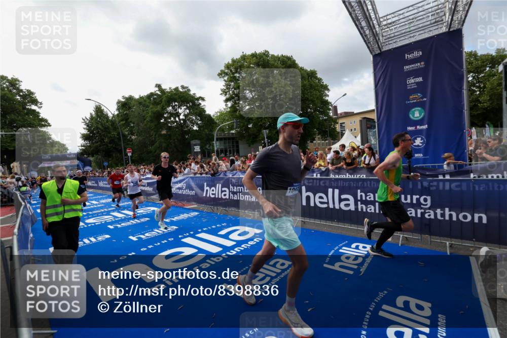 29.06.2025 - hella hamburg halbmarathon Zöllner http://msf.ph/oto/8398836 29.06.2025 10:36:10 Ziel 2399, 6032, 6990, 9313, 10477, 12168, 12447, 12488, 13419, 14875, 17078, 17217, 17691, 18156, 18600 meine-sportfotos.de