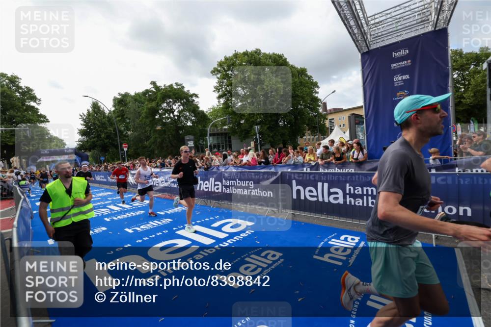 29.06.2025 - hella hamburg halbmarathon Zöllner http://msf.ph/oto/8398842 29.06.2025 10:36:11 Ziel 2774, 6032, 6990, 10477, 12168, 12447, 12488, 13419, 14875, 17078, 17217, 17691, 18600 meine-sportfotos.de