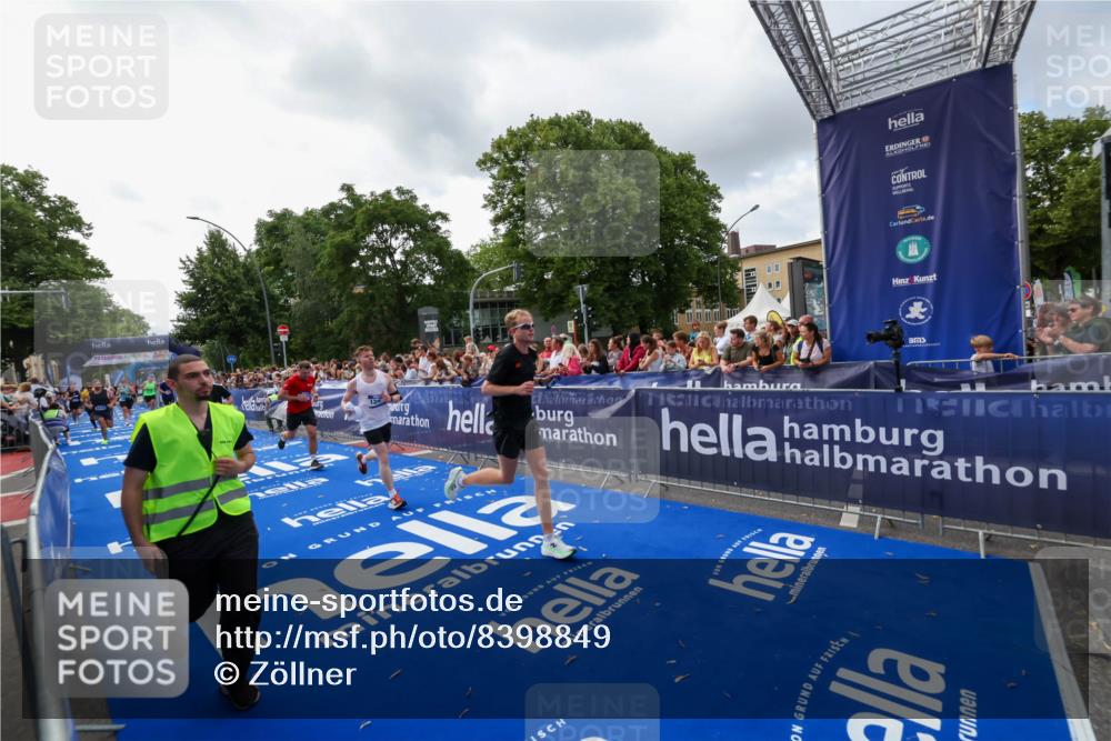 29.06.2025 - hella hamburg halbmarathon Zöllner http://msf.ph/oto/8398849 29.06.2025 10:36:11 Ziel 2774, 6032, 6990, 10477, 12168, 12447, 12488, 13419, 14875, 17078, 17217, 17691, 18600 meine-sportfotos.de