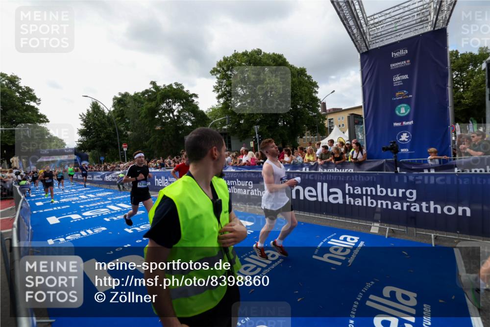 29.06.2025 - hella hamburg halbmarathon Zöllner http://msf.ph/oto/8398860 29.06.2025 10:36:12 Ziel 2774, 6032, 6990, 12168, 12447, 12488, 13419, 14601, 14875, 15115, 17078, 17329, 17691, 18600 meine-sportfotos.de