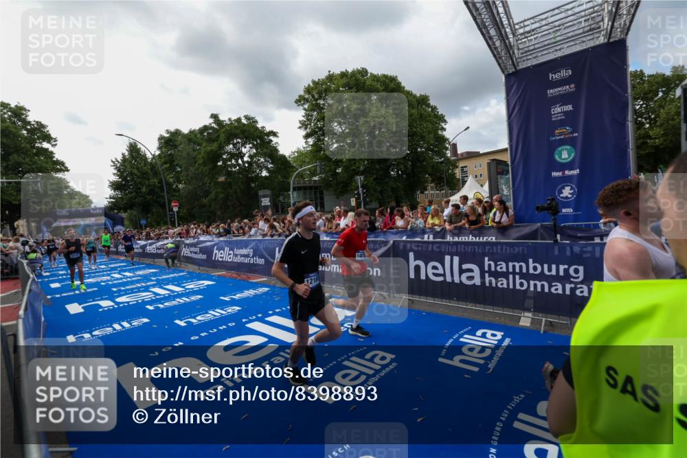 29.06.2025 - hella hamburg halbmarathon Zöllner http://msf.ph/oto/8398893 29.06.2025 10:36:13 Ziel 2774, 6032, 6990, 12168, 12447, 12488, 14601, 14875, 15115, 17078, 17329, 17691, 18600 meine-sportfotos.de