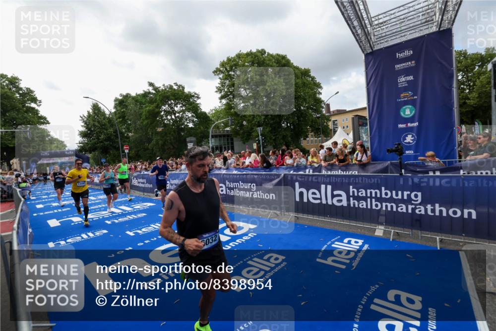 29.06.2025 - hella hamburg halbmarathon Zöllner http://msf.ph/oto/8398954 29.06.2025 10:36:15 Ziel 2774, 6032, 6829, 6990, 6993, 12447, 13991, 14601, 15115, 17078, 17329, 17691, 18600 meine-sportfotos.de