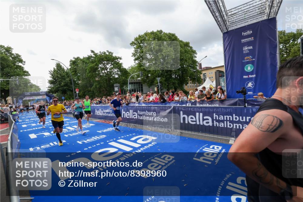 29.06.2025 - hella hamburg halbmarathon Zöllner http://msf.ph/oto/8398960 29.06.2025 10:36:16 Ziel 2774, 6032, 6829, 6990, 6993, 12447, 13991, 14601, 15115, 15348, 17078, 17329, 17691, 18600 meine-sportfotos.de