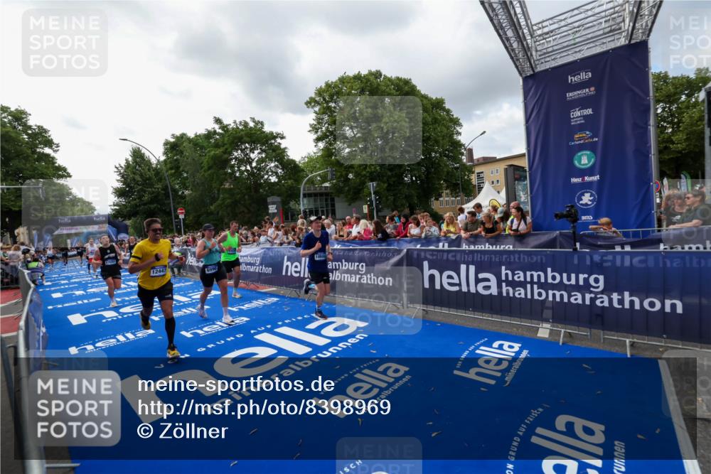 29.06.2025 - hella hamburg halbmarathon Zöllner http://msf.ph/oto/8398969 29.06.2025 10:36:16 Ziel 2774, 6032, 6829, 6990, 6993, 12447, 13991, 14601, 15115, 15348, 17078, 17329, 17691, 18600 meine-sportfotos.de